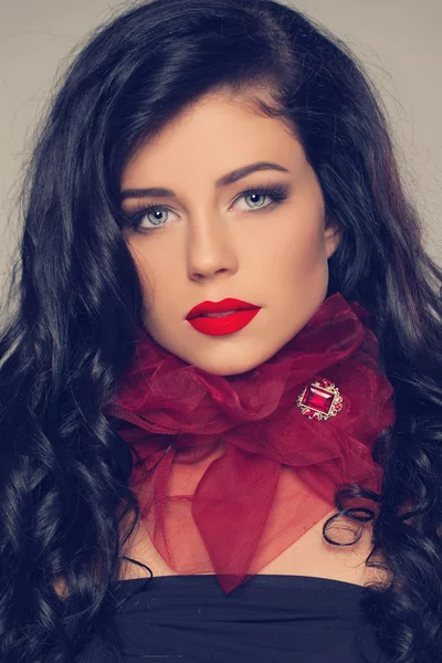 Mode kvinna med röda brosch — Stockfoto