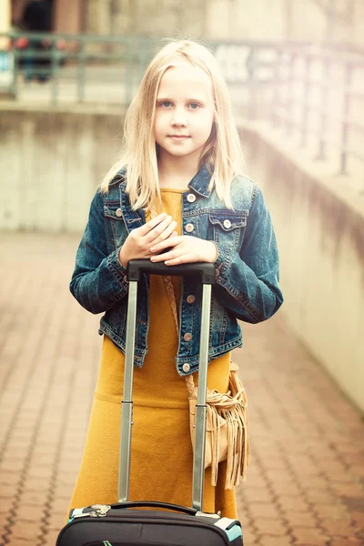 Giovane ragazza in viaggio — Foto Stock