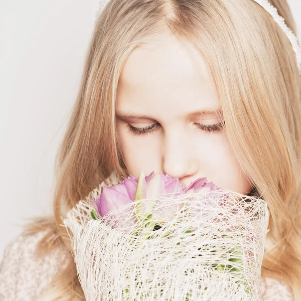 Νεαρό κορίτσι λουλούδι μυρίζοντας. Δώρα και την έννοια των διακοπών — Φωτογραφία Αρχείου