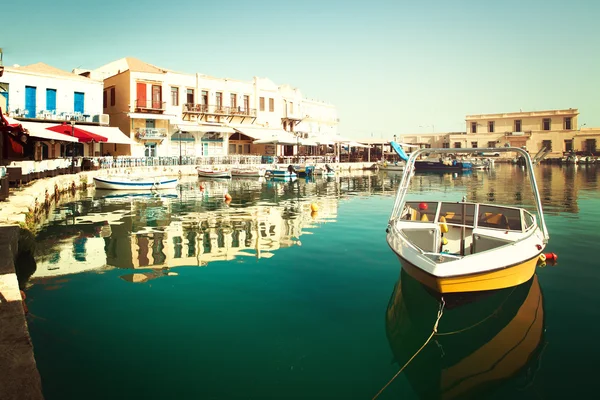 Barco amarillo en Rethymnon, impresiones de Grecia —  Fotos de Stock