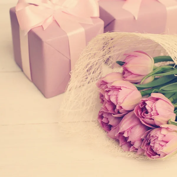 Floral achtergrond met bloemen en cadeau — Stockfoto