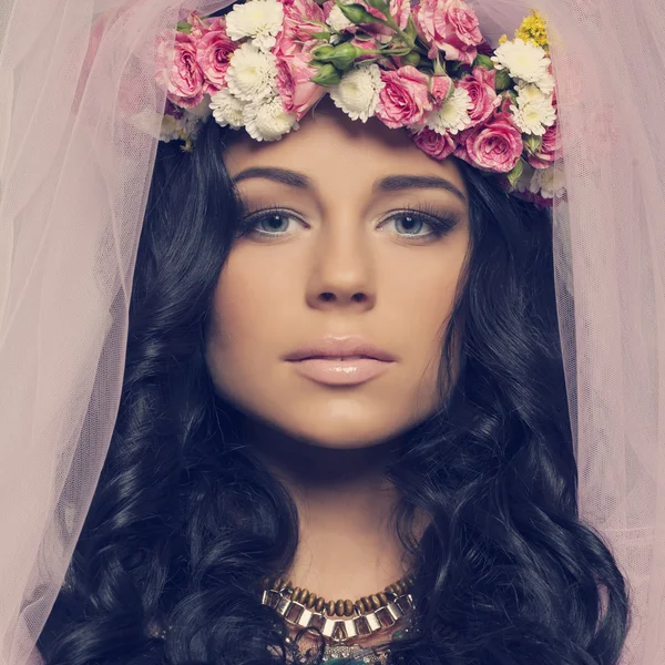 Primavera moda olhar mulher vestindo uma coroa de rosas — Fotografia de Stock