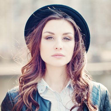 Genç kadın açık havada. Makyaj. Rüzgarlı saç. Moda bakmak