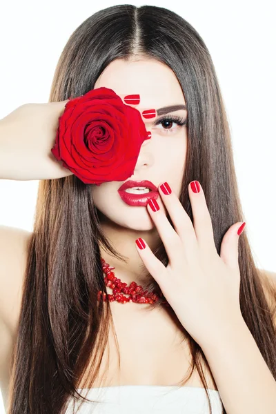 Mooie jonge vrouw met make-up en rode nagels. Nagellak een — Stockfoto