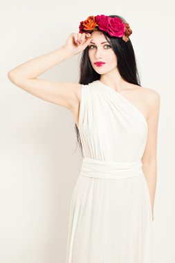 Beyaz Yunan tunik elbise giyen kadın