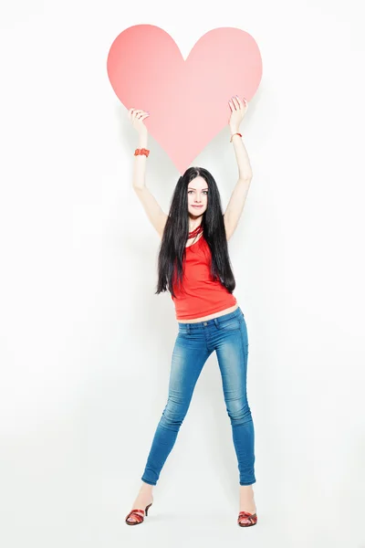 Modelo de moda de mujer con gran corazón rojo — Foto de Stock