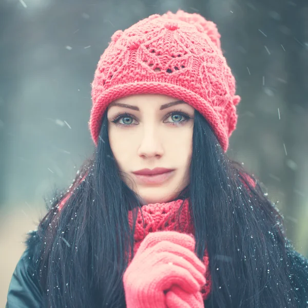 Femme d'hiver avec neige à l'extérieur — Photo