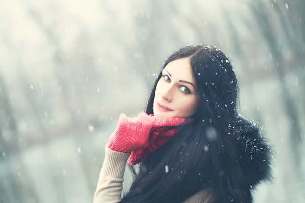 Mulher de Inverno com Neve. Retrato de beleza ao ar livre — Fotografia de Stock