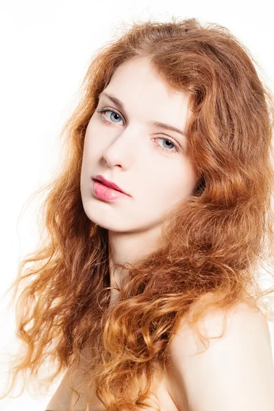 Jovem Mulher Linda. Cabelo encaracolado vermelho, maquiagem natural — Fotografia de Stock