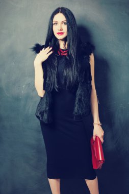 Güzel bir kadınla makyaj ve moda saç