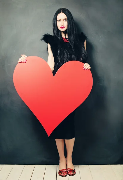 Hermosa mujer morena y gran corazón. Retrato de belleza de moda . — Foto de Stock