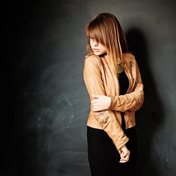 Belle jeune femme aux cheveux rouges. Portrait de mode — Photo