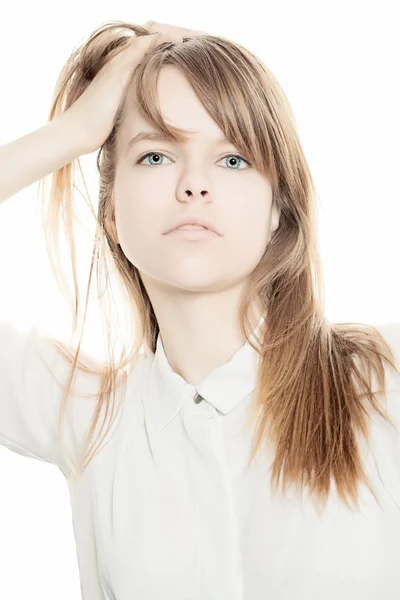 Jonge mode vrouw op witte achtergrond — Stockfoto