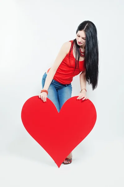 Kadın ve arka plan üzerinde kırmızı kalp — Stok fotoğraf