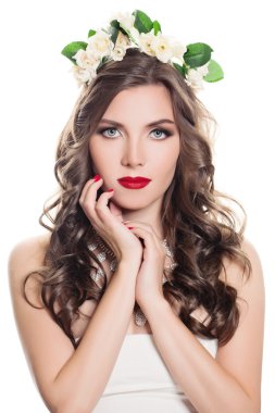 Güzel bir kadınla kıvırcık saç izole beyaz arka plan üzerinde. Po