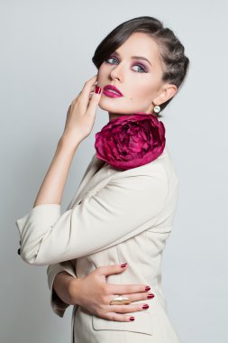 Moda Model güzel kadın. Moda saç modeli ve parlak makyaj