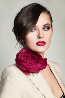 Kadın moda makyaj ve saç modeli ile. Güzel genç kadın