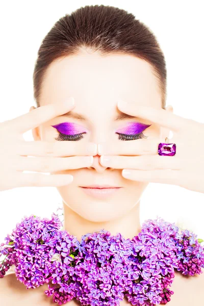 Mulher com maquiagem brilhante e flores — Fotografia de Stock