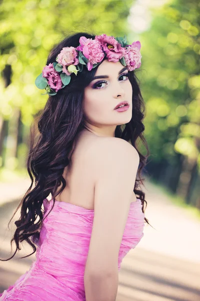 Retrato ao ar livre da mulher da moda. Menina de verão de beleza com fluxo — Fotografia de Stock