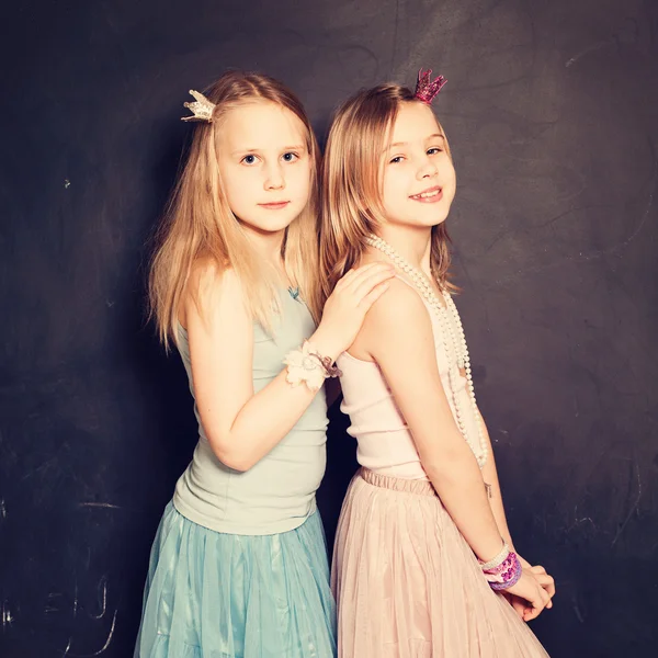 Αδελφές. Δύο χαριτωμένα κοριτσάκια — Φωτογραφία Αρχείου
