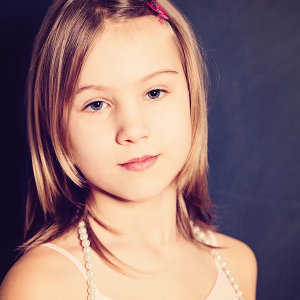 Porträt eines jungen Mädchens. Nahaufnahme im Gesicht — Stockfoto