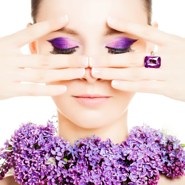 Mulher com bela maquiagem, unhas de manicure e flores. Menina da moda — Fotografia de Stock