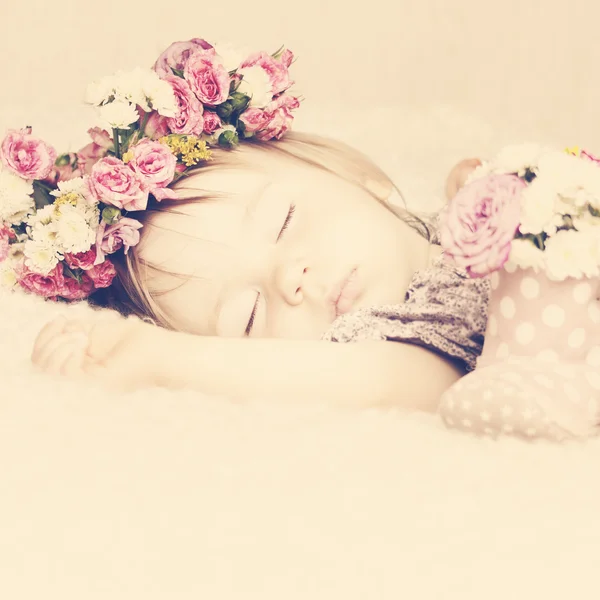 Sweet Little Baby Girl Sleeping in Pink Rose Flowers. Toned Vint — Stock Photo, Image