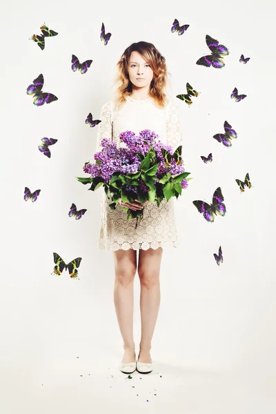 Piękna dziewczyna z kwiatów i motyli. Piękny Model kobiety w — Zdjęcie stockowe