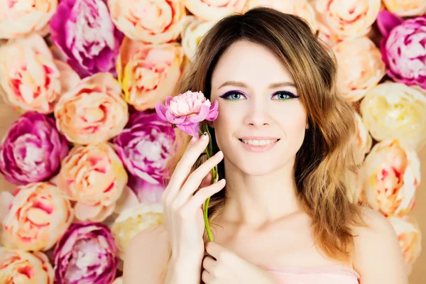 Hermosa mujer modelo de moda. Maquillaje colorido brillante y flores —  Fotos de Stock