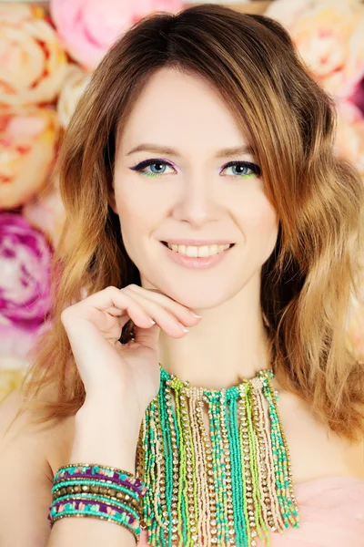 Mooie vrouw fotomodel. Heldere kleurrijke make-up — Stockfoto