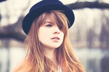 Güzel kız açık havada. Derin genç