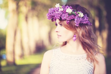 Açık havada güzel bir kadın. Güzellik yaz kız