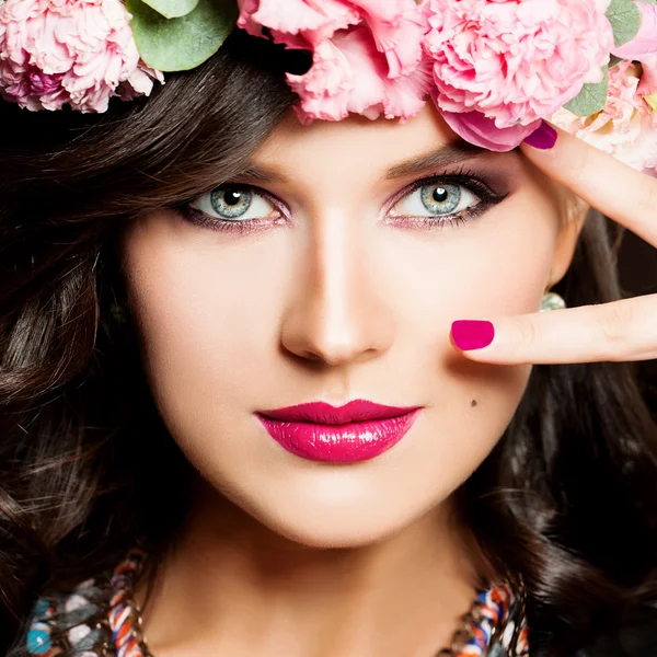 Nettes Mädchen. Make-up und lockiges Haar. Nahaufnahme im Gesicht — Stockfoto