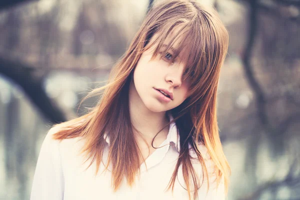 風が髪を持つ美しい少女のビンテージ スタイルの肖像画 — ストック写真
