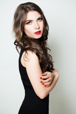 sevimli kadın. kalıcı makyaj ve kıvırcık saç modeli. moda portre