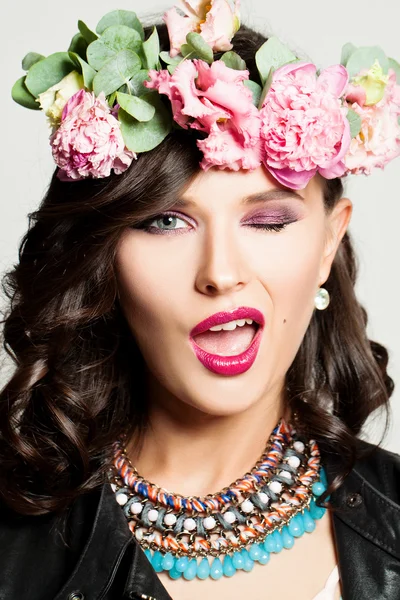 Mooie mode vrouw knipogen. make-up, haarstijl, bloemen. plezier — Stockfoto