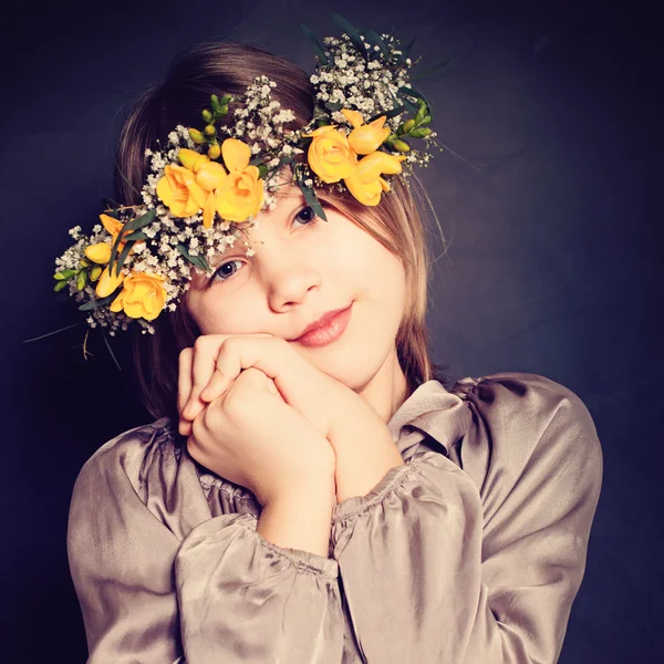 Menina bonito com flores amarelas. Criança em segundo plano — Fotografia de Stock