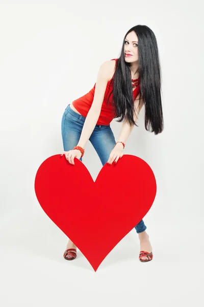 Mujer linda sosteniendo gran corazón rojo — Foto de Stock