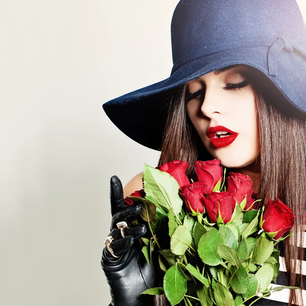 Nice Girl. Beautiful Woman with Rose Flowers. Women's Sweet Drea — Stockfoto