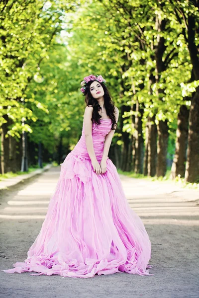 Fashion Brunette Woman with Curly Hair Outdoors — Stock Photo, Image