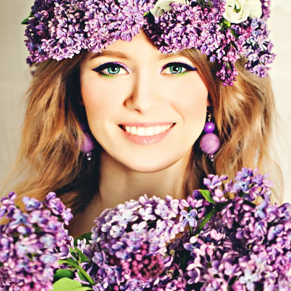 Ragazza modello con fiori lilla Stile dei capelli. Bella donna. Fioritura — Foto Stock