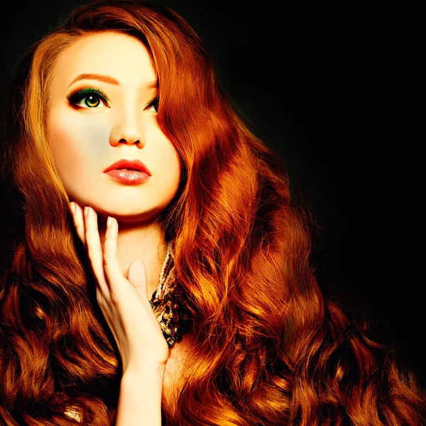 Γυναίκα ομορφιά με μακιγιάζ και κόκκινο σγουρά μαλλιά. Μόδα φόντο — Φωτογραφία Αρχείου