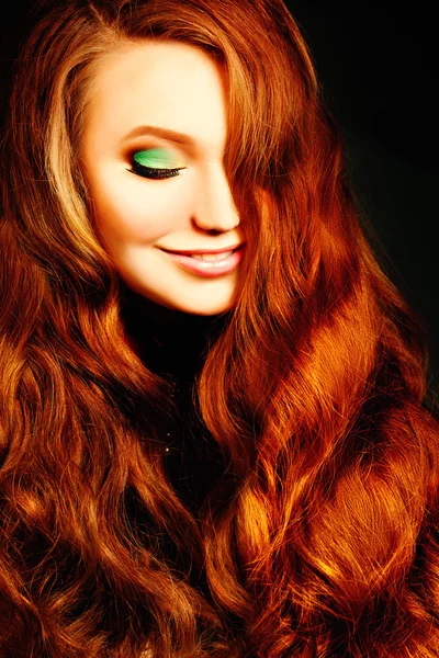 Vörös göndör frizura nő. Divat-portré — Stock Fotó