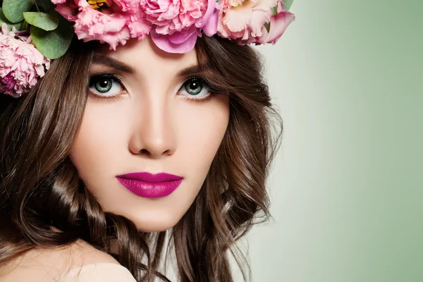 Hermosa chica con flores. Primer plano de la cara. Maquillaje y peinado — Foto de Stock