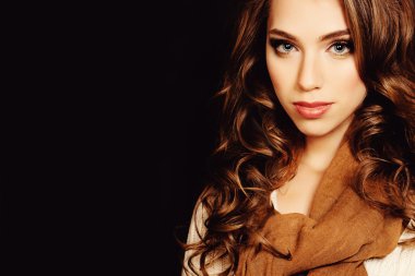 Kadın kıvırcık saç boyama ile. Güzel kız eşarp. SK