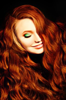 Kırmızı kıvırcık saçlı kız moda Model portresi. Kızıl saçlı kadın
