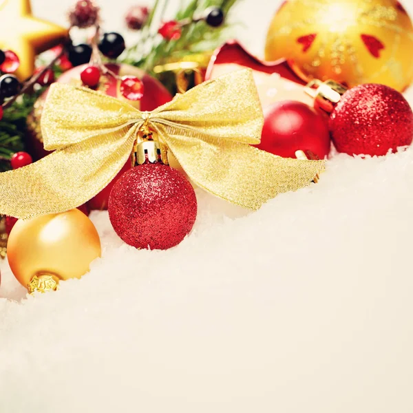 Vánoční pozadí. Vánoční ozdoby šusťové červený míček na bílém sněhu. Ch — Stock fotografie