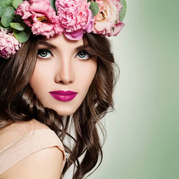 Hermosa chica con flores corona. Pelo rizado de larga duración y F — Foto de Stock