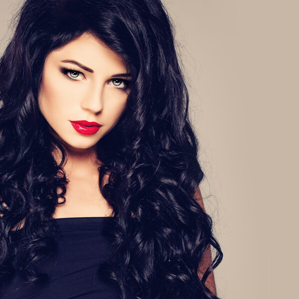 Портрет молодой женщины. Сексуальная девушка смотрит в камеру
