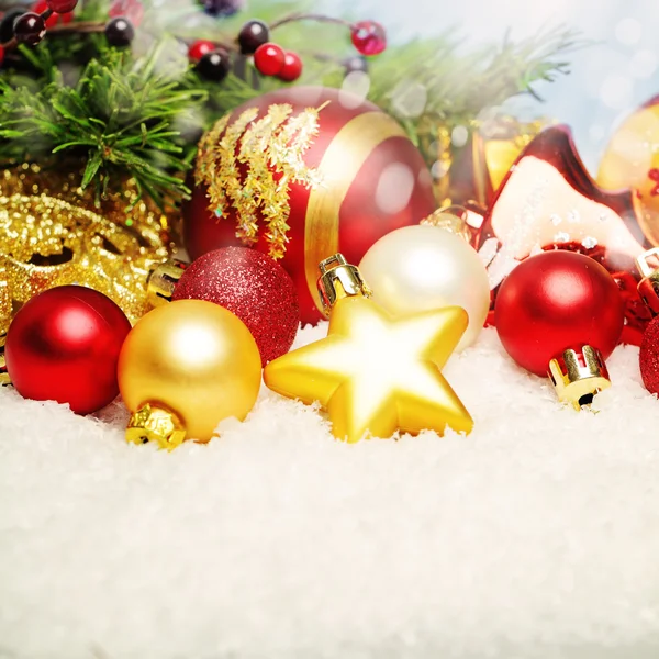 Decoración de Navidad en nieve blanca. Fondo brillante de la tarjeta de Navidad con — Foto de Stock